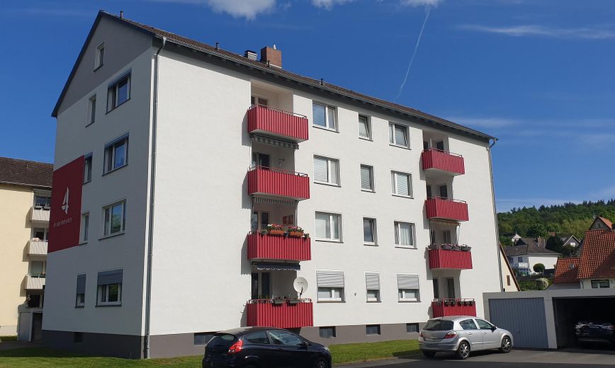 2 Zi.-Wohnung • Hell, modern & komfortabel • Ankommen und wohlfühlen – Hausansicht Südseite