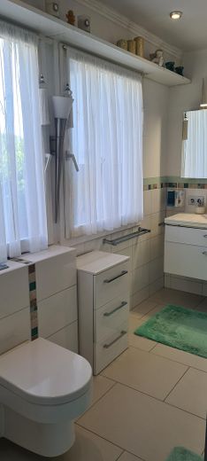 Großzügiges Architektenhaus mit Einliegerwohnung auf traumhaft angelegtem Grundstück – Bad en Suite