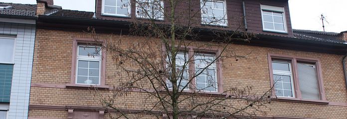 Lichtdurchflutete Komfort-Dachgeschoßwohnung für Zwei in schöner Wohnlage direkt in Neu-Isenburg – Straßenansicht