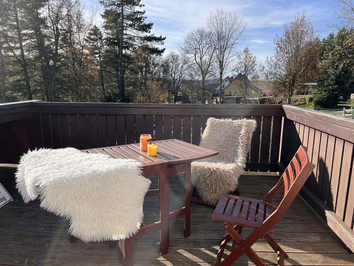Grünhain'de satılık geniş, tam mobilyalı 2,5 odalı daire – Terrasse