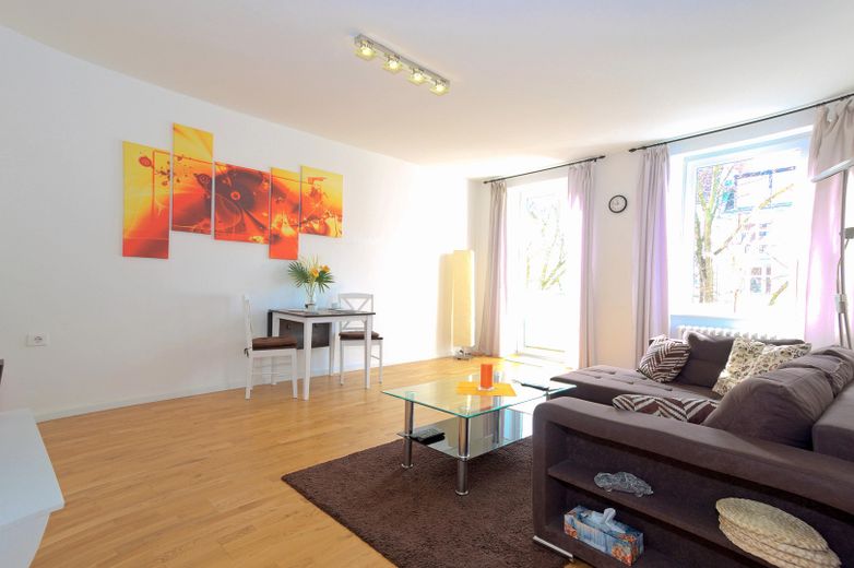 Wohnzimmer (sonnig)