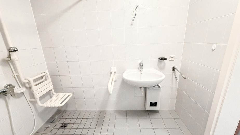 Vita assistita con terrazza sul tetto: vista panoramica sulla Stadtwald, pronta per essere abitata e senza provvigione – Bad, weitere Ansicht