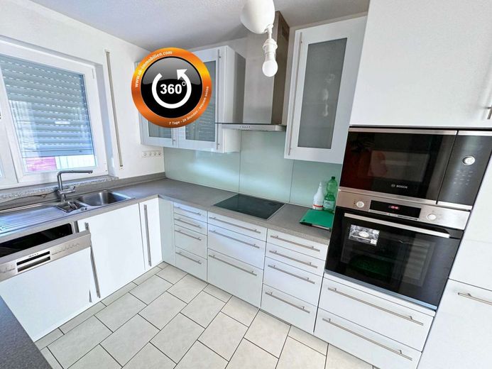 Familienglück in Feldrandlage - mit Sauna, Dachterrasse und Garten – Küche mit Einbauküche