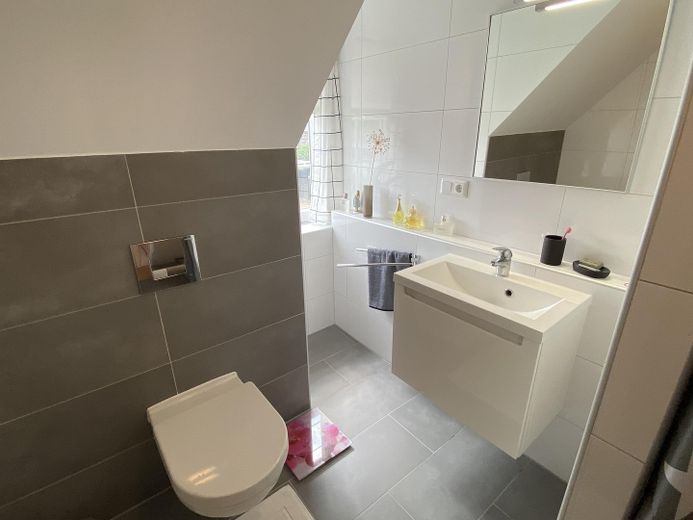 Freistehendes, individuelles  Architektenhaus mit separat gelegener Einliegerwohnung – Badezimmer 1