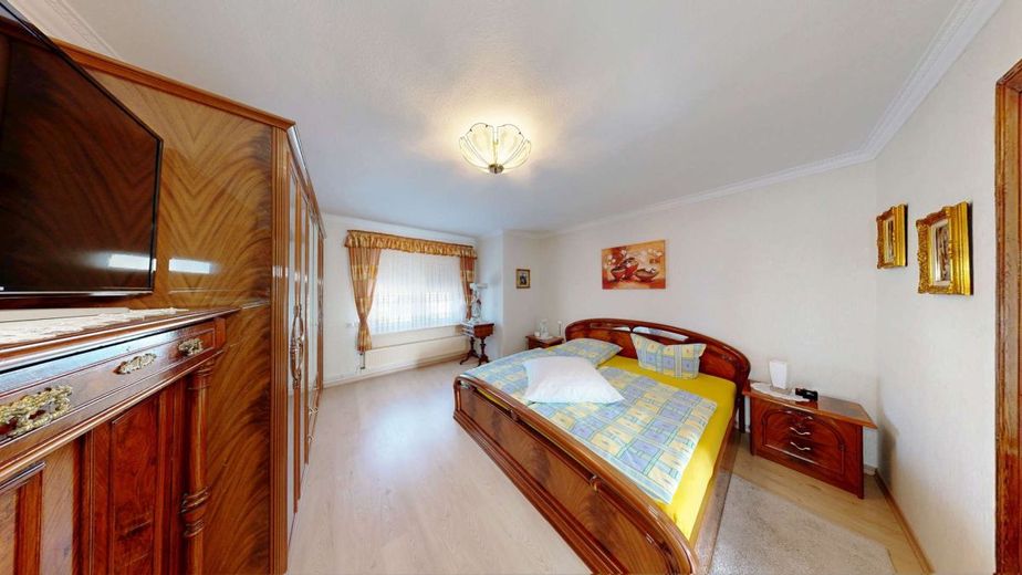 Familienhaus mit 162 m², Wintergarten und Garten in zentraler Lage von Burg bei Magdeburg – Schlafzimmer Gartenseite links