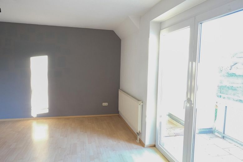 Helle Dachgeschosswohnung mit Loggia, Stellplatz und Wohlfühlfaktor in Langenzenn (VB) – Wohnzimmer