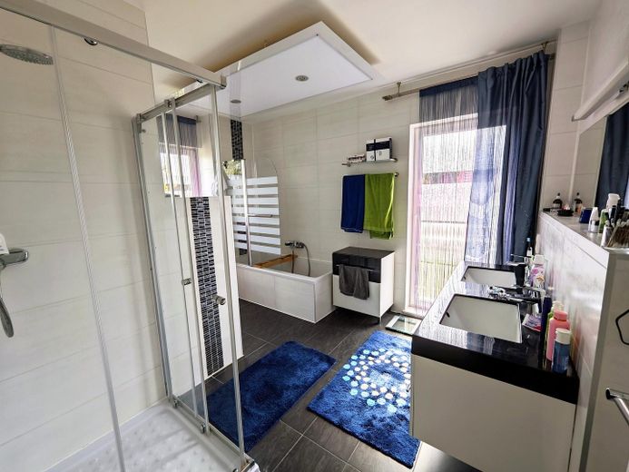 Provisionsfrei Freistehendes EFH BJ 2011, 2 Vollgeschosse, Keller – Badezimmer