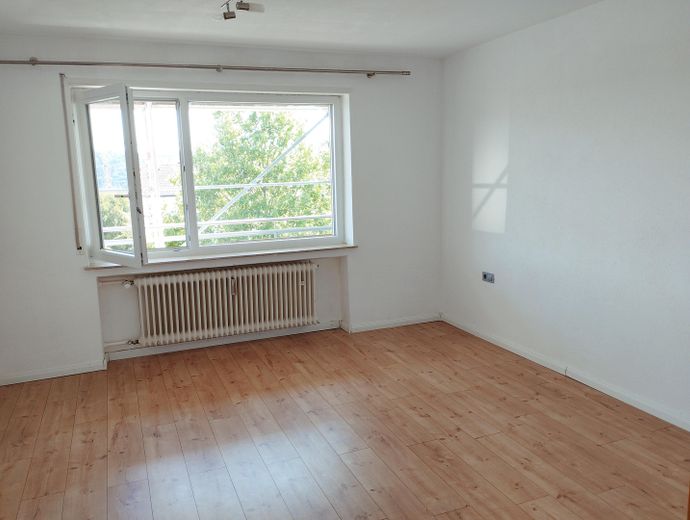 Luminoso appartamento di 3 locali con due balconi e un forte potenziale per il futuro – Schlafzimmer