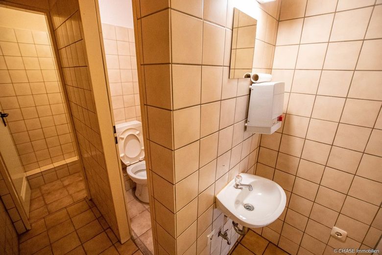 Renovierungsbedürftiges Ladenlokal in guter Lage der Hamelner Altstadt - TOP Gelegenheit! – Badezimmer Frauen