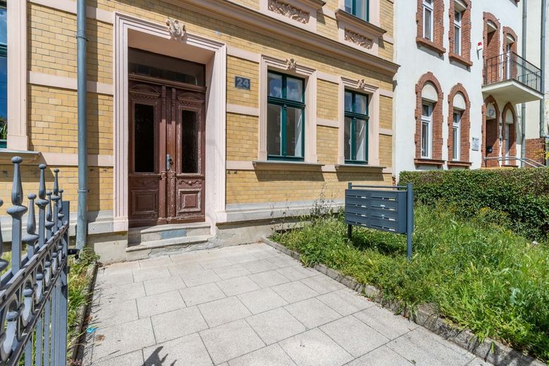 Perfekt für junges Glück!
2  Zimmerwohnung mit Terrasse – Hauseingang