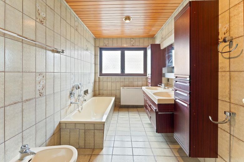 Repräsentatives 2-Familienhaus mit Ausbaupotential in begehrter Wohnlage – EG Badezimmer