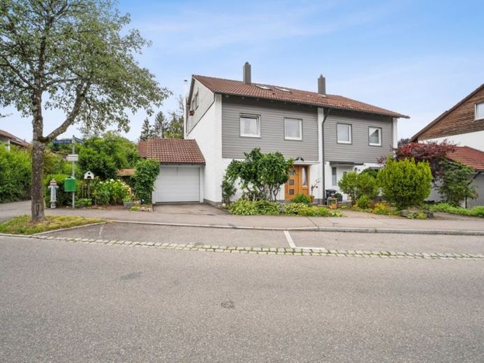 Kapitalanlage * Gepflegte Doppelhaushälfte * Schöner Garten – Foto 1