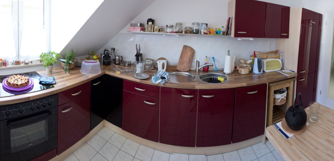 2,5-Zimmer-DG-Maisonette mit Galerie, Balkon, EBK & 2 TG-Stellplätzen – Küche mit EBK
