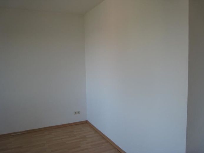 Große 2-Zimmer mit Laminat, Wannenbad, Stellplatz und Balkon in ruhiger Lage! EBK mgl. – IMG_8711