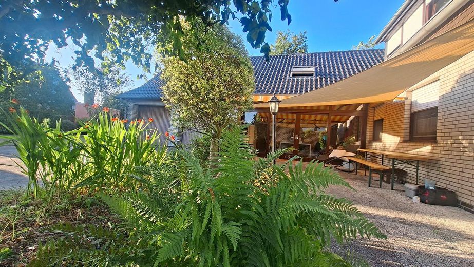 Two-family house – quiet and central with a garden paradise – Außenansicht Südterrasse