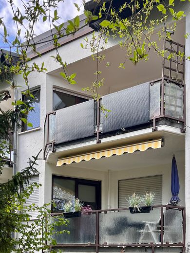 1+1=1 * Großzügige, familientaugliche ETW in ruhiger und dennoch zentraler Lage * in Niedernhausen – Kleiner Balkon mit BKW