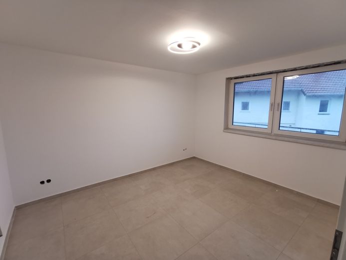 Neubau mit Expressanschluss an die BAB 5 – Schlafzimmer