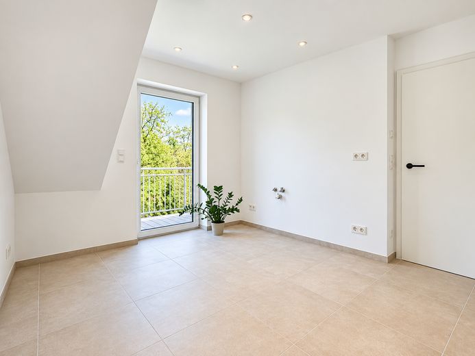 Zolderappartement met balkon en uitzicht op het groen, evenals KfW-lening met een subsidie van 30.000 euro – Küche