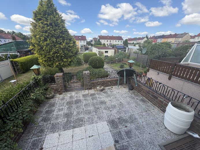 Reihenendhaus, unterkellert mit Nebengelass und Garten – Blick auf Terasse und Garten