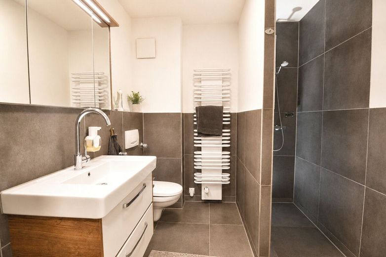 Süße Maisonette, eigener Eingang, mit Gärtchen und 2 Stellplätzen – Duschbad UG
