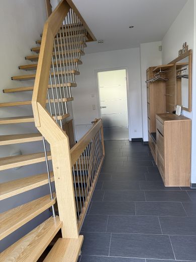 Modernes Massivhaus in ruhiger Neubausiedlung: Südausrichtung, Terrassendach, Sauna & 9m-Garage – Eingangsbereich