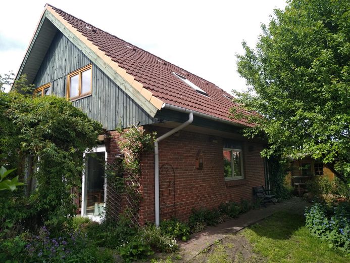 wolnostojący dom jednorodzinny z pięknym ogrodem – Südostecke