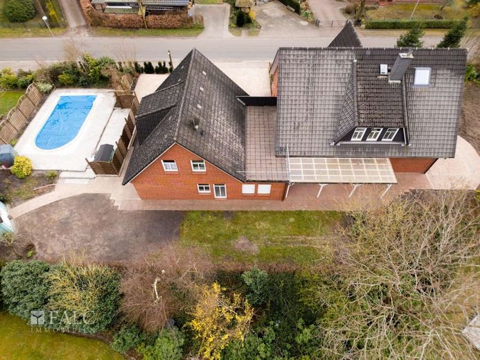 Top gepflegtes Einfamilienhaus mit Einliegerwohnung und Praxis in schöner Lage von Oldendorf – Blick Rückseite