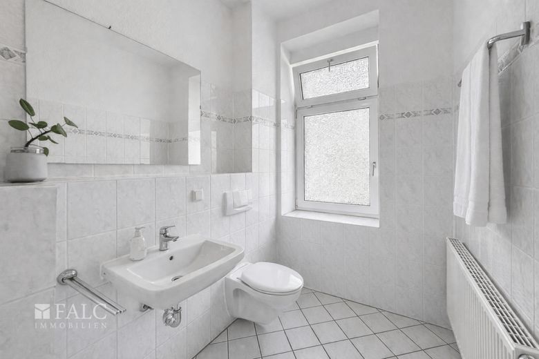 Altbauperle in Stadtfeld-Ost: Charmante 3-Zimmer-Wohnung mit Balkon &amp; Wertsteigerungspotenzial – Badezimmer