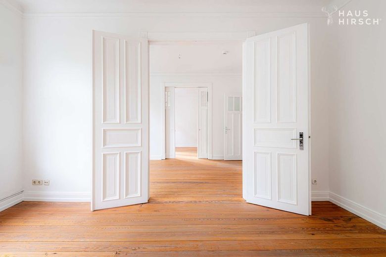 Seltene Gelegenheit: Altbauperle im Falkenried! – Zimmer / Esszimmer / Wohnzimmer