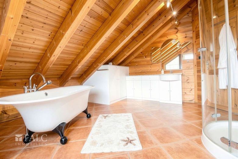 +++ Natur pur &amp; Design: Hochwertiges Fullwood-Wohnblockhaus mit Weitblick in Ostseenähe +++ – Badezimmer I