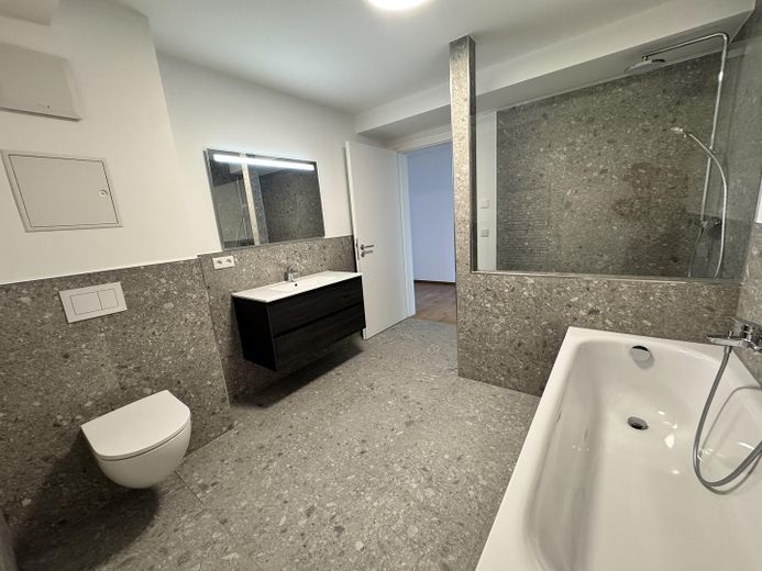 Bad mit Badmöbel, Wanne und Du