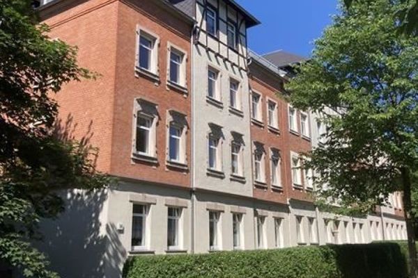 Ampio bilocale con pavimento in laminato, bagno con vasca, posto auto e balcone in posizione tranquilla!