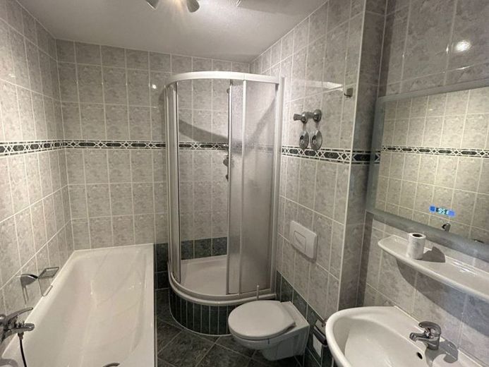 Ampio bilocale con parquet, vasca, doccia, posto auto ed EBK in ottima posizione – Foto 1