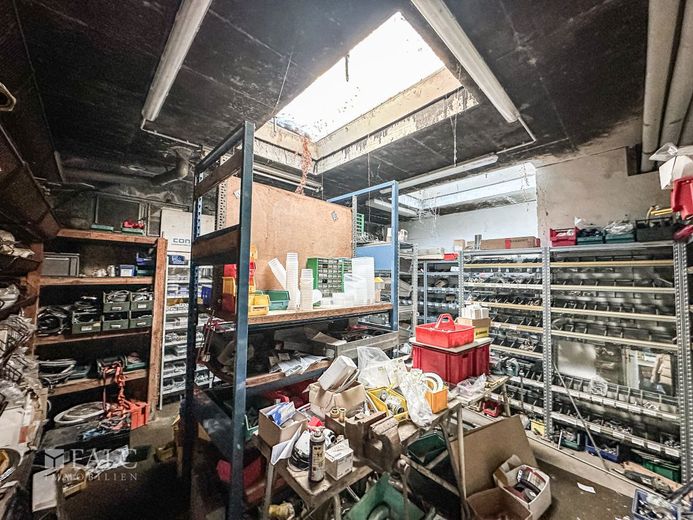 Lukratives Dreiergespann - Gewerbefläche mit Zahnarztpraxis und Wohnung – Lagerhalle