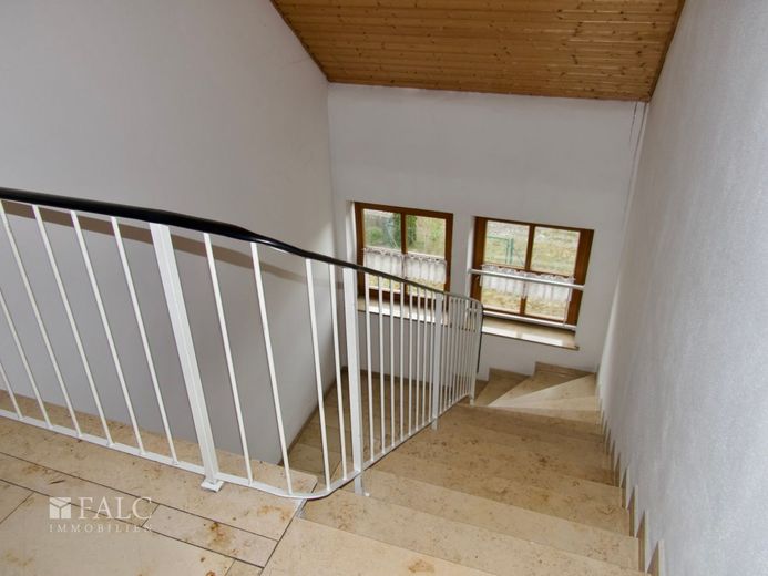 Einfach Mehr: Top gepflegte 2-Zimmer-Wohnung, EBK &amp; TG inklusive. Ruhige Wohnlage in 93333 Neustadt. – Treppenhaus