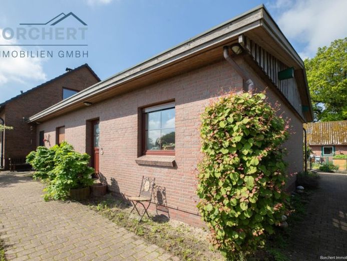Bungalow de plain-pied de style jumelé à vendre dans un écrin de verdure à Heede – Photo 1