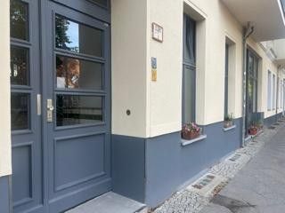 Appartamento singolo in edificio d’epoca con balcone, pronto per essere abitato – Hauseingang