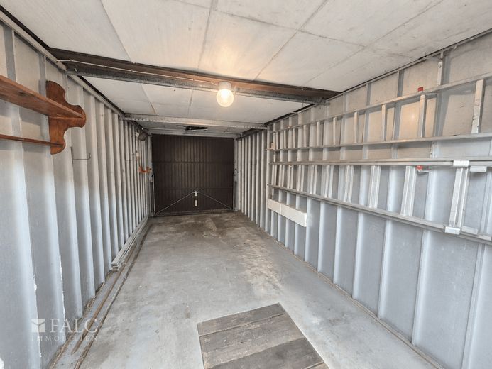 Charmante Doppelhaushälfte mit direktem Seeblick - FALC Immobilien – Garage 2