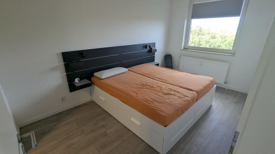 Ruhige 2 Zimmer mit schönen Ausblick ins Grüne – Schlafzimmer Bett
