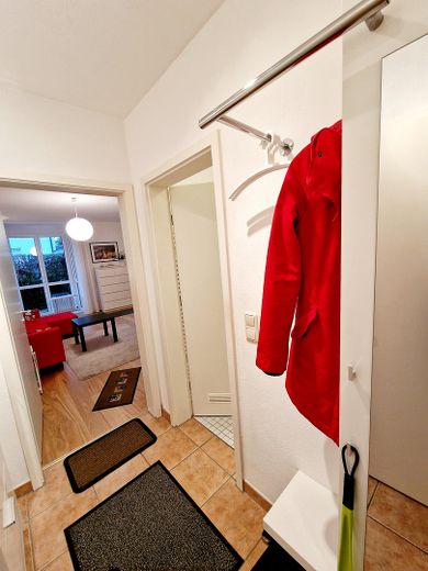 Nähe Waldfriedhof: Möblierte 2-Zimmer Wohnung im EG, kleine Anlage m. Terrasse – Flur
