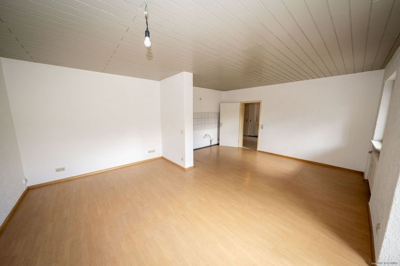 Hell und modern gehaltene Eigentumswohnung mit Balkon in zentraler Lage von Saarbrücken – Wohn- Essbereich