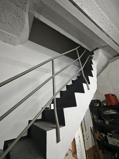 ! Hinterhof ! Rendite oder Büro, Praxis, Handwerker, Artelier, Lager, Halle, Ausstellung, Garage – Treppe 2 UG zum Eingang Büro 