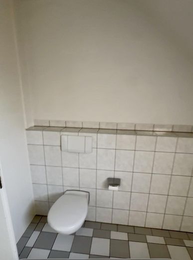 Yeni baştan tamamen yenilenmiş, oturma mutfaklı, yeni ankastre mutfaklı ve güneşlenme teraslı 3 odalı çatı katı dairesi Eller’de – Badezimmer