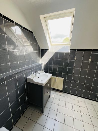 Dachterrasse mit Blick ins Grüne. Ganz oben. Ganz für sich. Ganz ruhig. Mitten im Wasserviertel. – Gäste WC