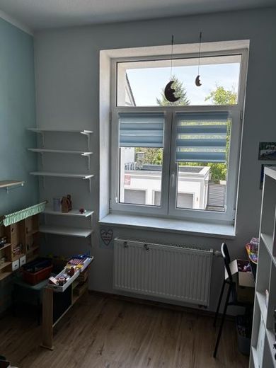Helle 3-Raum-Wohnung mit großer Wohnküche, Kaminanschluss, Garten & Stellplatz – SZ2