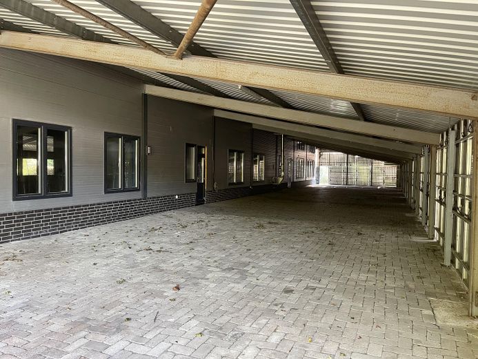 Halle Überdachung links