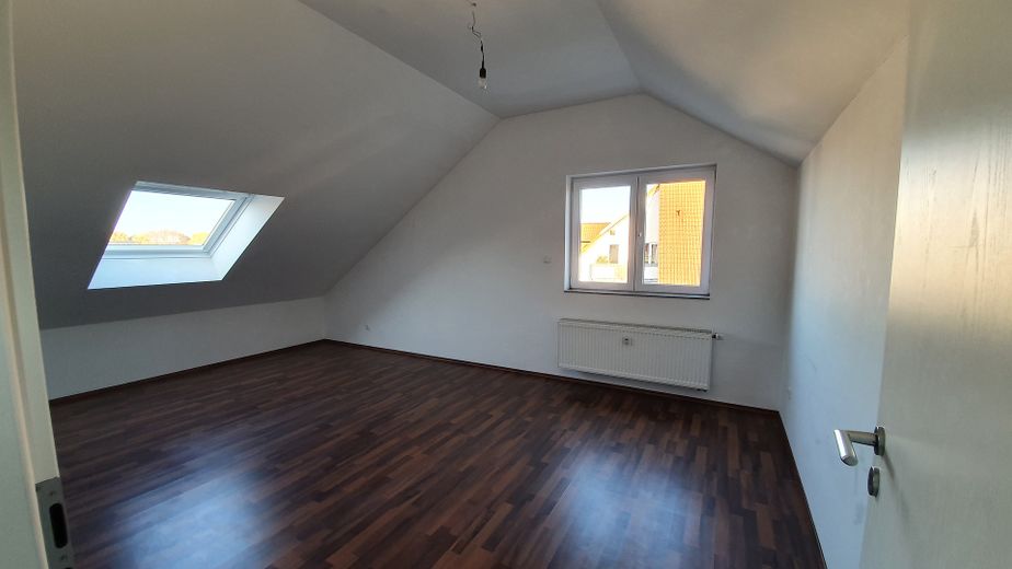 Moderne 3,5 Zi.-DG-Wohnung mit Balkon in toller Lage - von privat – Schlafzimmer (leer)