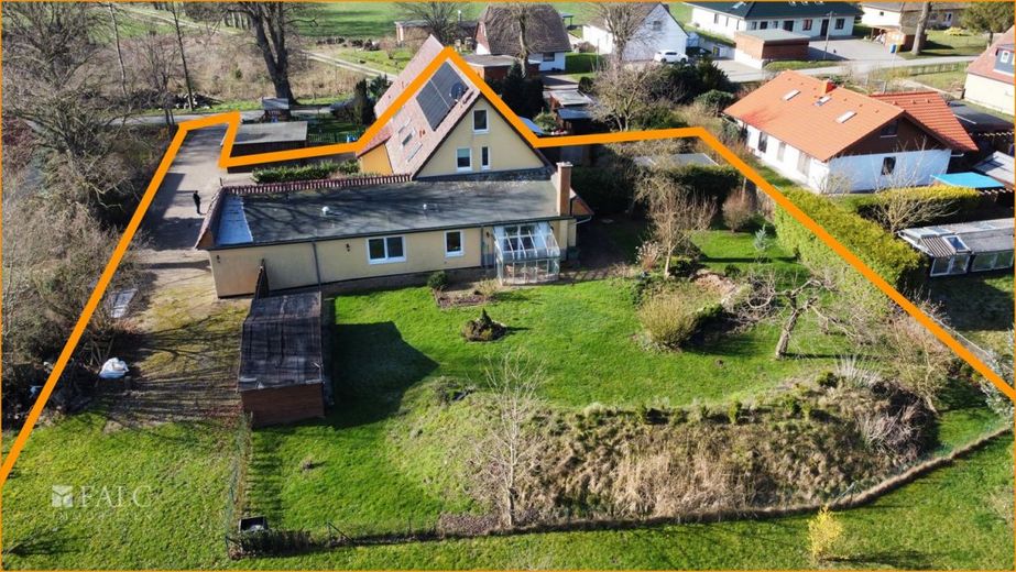 Neue Heizung + 9 kWp PV-Anlage im Zweigenerationenhaus!! – Vogelperspektive
