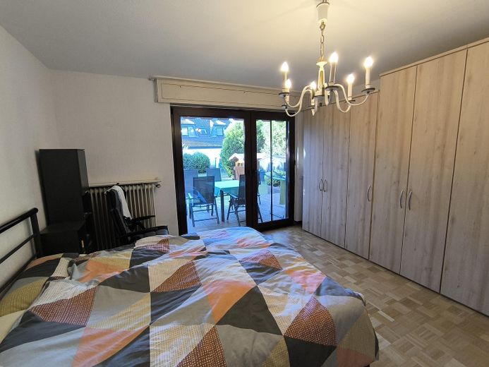 2-Familienhaus mit großem Garten – EG-Schlafzimmer