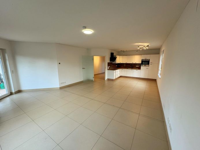 Wohnzimmer mit offener Küche